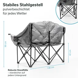 Faltstuhl mit grauem Sitz und stabilen, pulverbeschichteten Stahlgestell. Abmessungen: 90 cm hoch, 138 cm breit, 42 cm hoch.