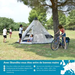 Zelt in einer Wiese, umgeben von Bäumen. Eine Person steht vor dem Zelt, eine sitzt darin. Weitere Personen sind in der Nähe, eine mit Fahrrad.