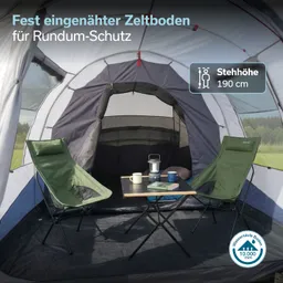 Zeltinnenraum mit grünem Sitzmöbel, kleiner Tisch, Kaffeetassen und Laterne auf fest eingenähtem Boden. Stehhöhe 190 cm.
