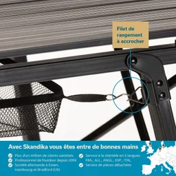 Detailaufnahme eines faltbaren Tisches mit einem Haken zum Befestigen eines Netzfachs. Der Tisch hat eine schwarze Rahmenstruktur und eine gestreifte Oberfläche.