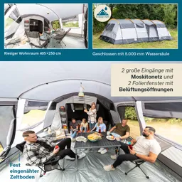 Innenansicht eines großen Zeltes mit mehreren Sitzenden, Tisch und Lebensmitteln. Zwei Eingänge und Fenster sichtbar.