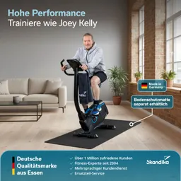 Ein Mann trägt ein Fitnessgerät mit Rollen. Der Raum hat ein großes Fenster mit Blick auf Bäume. Das Fitnessgerät ist schwarz mit blauen Akzenten.