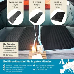 Drei schwarze Luftmatratzen in einem Zelt, mit unterschiedlichen Höhen. Eine Lampe und ein Buch auf einem Holzregal sind sichtbar.