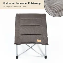 Hocker mit gepolstertem Oberteil und silbernem, klappbarem Gestell. Polsterung in dunklem Farbton.