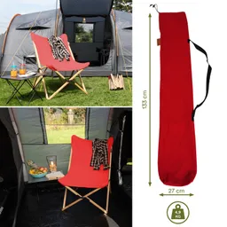 Roter Klappstuhl aus Stoff mit Holzgestell, daneben ein kleiner Tisch, im Hintergrund ein Zelt und eine Tasche. Maße und Gewicht angegeben.