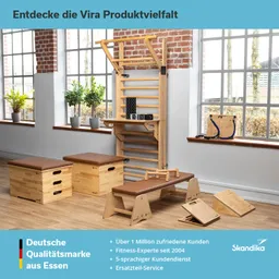 Holzgestell mit einer Kletterstange, zwei gepolsterten Bänken und mehreren Fitnessgeräten in einem hellen Raum.