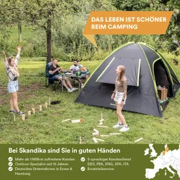 Gruppenszene beim Camping mit Zelt, Tisch, Stühlen und Spielen im Freien. Bäume und Grünflächen im Hintergrund.