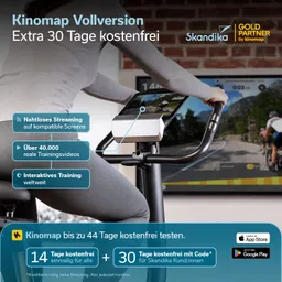 Heimtrainingsgerät mit integriertem Bildschirm, Fernseher im Hintergrund zeigt Trainingsvideo, Informationen über Kinomap-Zugang.