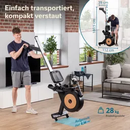 Ein Fitnessgerät in einem hellen Raum. Eine Person hebt es an. Links steht ein Fernseher. Pflanzen sind im Hintergrund sichtbar.