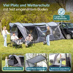 Graues Zelt mit drei Türen und Moskitonetz, umgeben von Wiese. Zwei Personen sitzen auf Stühlen, eine Person hält eine Tasche.