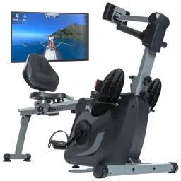 Rudergerät mit ergonomischem Sitz und Fußstützen. Im Hintergrund ein Bildschirm mit Ruder-Visualisierung und Datenanzeige.