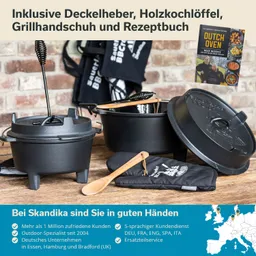 Zwei gusseiserne Töpfe, ein Deckelheber, ein Holzlöffel, ein Grillhandschuh und ein Rezeptbuch auf einem Tisch.