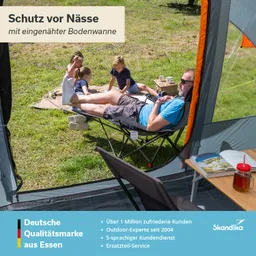 Familie sitzt im Freien in einem Zelt auf einer Wiese. Ein Erwachsener entspannt auf einem Stuhl, während zwei Kinder spielen. Ein kleiner Tisch steht daneben.