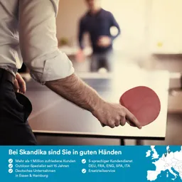 Person hält einen Tischtennis-Schläger mit roter Oberfläche, im Hintergrund ein Tisch und eine weitere Person. Textinformationen im unteren Bildbereich.