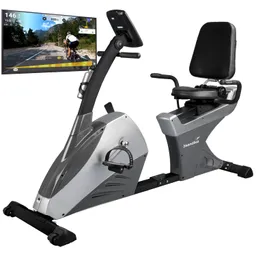 Ergometer mit einem stabilen, schwarz-silbernen Design und einem Display, das eine Fahrradstrecke zeigt.