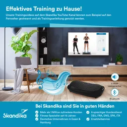 Ein moderner Wohnraum mit einem Fernseher, auf dem Fitnessvideos angezeigt werden. Eine Pflanze steht in der Ecke, und im Vordergrund liegt ein schwarzes Gerät mit Lautsprechern, umgeben von Möbeln.