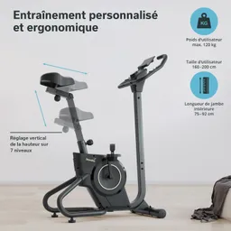 Ergometer mit verstellbarem Sitz, Haltegriffen und Widerstandseinstellung. Maximalgewicht: 120 kg. Bodenuntergrund hell.