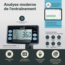 Digitale Trainingskonsole mit LCD-Display, Bluetooth-Funktion und Tablet-Halterung. Verschiedene Trainingsdaten angezeigt.