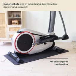 Bodenschutzmatte unter einem elliptischen Trainer, im Hintergrund ein Möbelstück mit Fächern und Deko-Elementen.