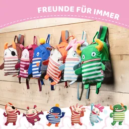 Bunte Rucksäcke in Tier- oder Monsterform hängen an einer Holzwand. Oben ist der Schriftzug „FREUNDE FÜR IMMER“. Unten sind cartoonartige Figuren abgebildet.