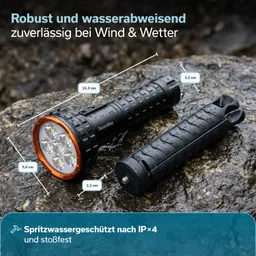 Taschenlampe mit robustem, wasserabweisendem Gehäuse liegt auf nassem Stein. Maße und Schutzklasse sind angegeben.