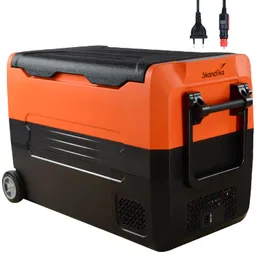 Kühlbox in orange und schwarz mit Rollen und Griff. An der Seite befindet sich eine Netzanschlussmöglichkeit.