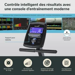 Display einer Trainingskonsole mit digitalen Anzeigen und Tasten. Im Hintergrund sind Grafiken und Statistiken zu sehen.
