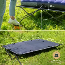 Luftbett mit Maßen auf einer Wiese Person steht auf einer Fußpumpe. Maße und Gewichtskapazität sind angegeben.