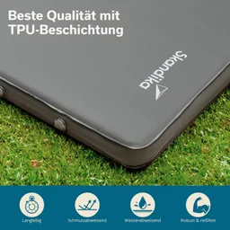 Graue Matratze mit TPU-Beschichtung auf grünem Rasen, beschriftet mit Qualitätsmerkmalen und Icons für Einsatzeigenschaften.
