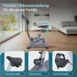 Ein Heimtrainer mit gepolstertem Sattel, höhenverstellbarem Sitz und Anti-Rutsch-Pedalen steht in einem modernen Raum.