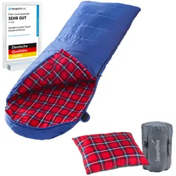 Blauer Schlafsack mit rot-karierter Innenauskleidung, ein rotes kariertes Kissen und eine graue Kompressionshülle auf einem weißen Hintergrund.