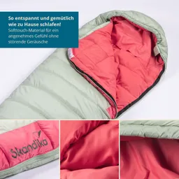 Schlafsack in Mintgrün mit rotem Innenfutter und schwarzem Reißverschluss. Logo "Skandika" auf dem Schlafsack.