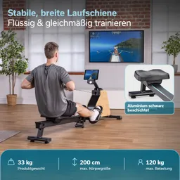 Rudergerät in einem modernen Raum mit einer Person im Sitzen. Im Hintergrund ein Bildschirm mit einem Ruder-Simulationsspiel.