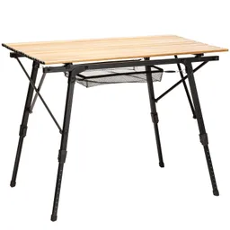 Faltbarer Tisch mit Holzplatte und schwarzen Metallbeinen. Unter dem Tisch befindet sich ein Netzfach.