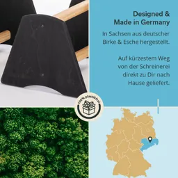 Schwarzes Holzteil mit Holzbeinen, Textinformationen über Herstellung in Deutschland und Umweltfreundlichkeit. Karte im Hintergrund.