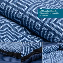 Gestapeltes, bläulich gemustertes Flanellmaterial mit einem sichtbaren Reißverschluss und Strukturdetails.