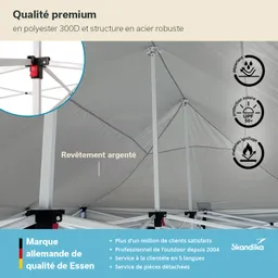 Auf dem Bild sind die Innenstruktur und die Stützpfeiler eines Zeltes zu sehen. Die Struktur besteht aus robustem Stahl, während das Material aus silberfarbenem Polyester gefertigt ist.