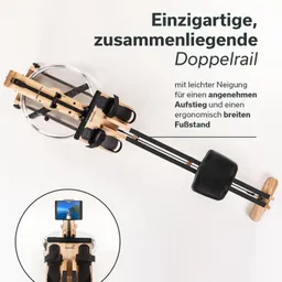 Rudergerät aus Holz mit transparentem Wassertank, schwarzen Riemen und ergonomischem Sitz. Textelemente im Hintergrund.