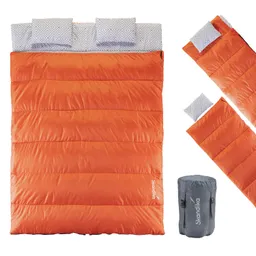 Orangene Schlafsack-Decke mit zwei Kissen oben und einem kompakten Setsack rechts. Das Material ist glatt und gesteppt.