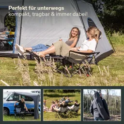 Zwei Personen sitzen in Campingstühlen vor einem Zelt, umgeben von Wiese. Weitere Bilder zeigen Aktivitäten mit Campingstühlen.
