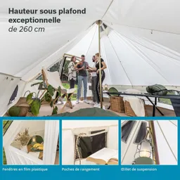 Innenraum eines großen Zeltes mit hellen Wänden. Vier Personen stehen zusammen, umgeben von Möbeln und Pflanzen. Sichtbare Details: Fenster, Aufbewahrungstaschen und eine Lampe.