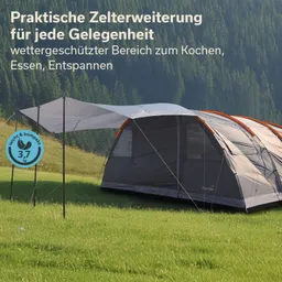 Zelt mit Erweiterung in einer grünen Wiese, umgeben von Bergen, mit einem Überdach zum Schutz.