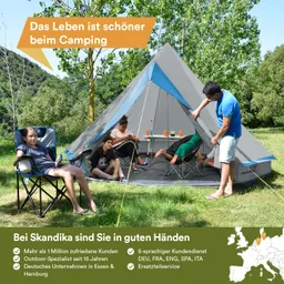 Zelt im Freien mit mehreren Personen, die auf Campingstühlen sitzen. Bäume im Hintergrund und Tisch mit Getränken sichtbar.