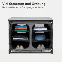 Ein Regal mit mehreren Fächern, gefüllt mit gestapelten Kleidungsstücken. Darunter stehen zwei Paar Schuhe.