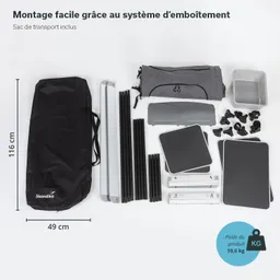 Zusammenstellung von Campingmöbelteilen, darunter ein schwarzer Tragetasche, Aluminiumrohre, Tischplatten und Verbindungselemente.