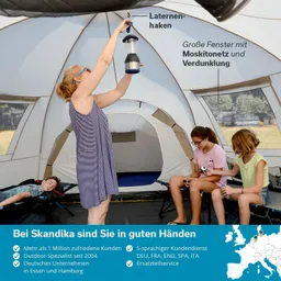 Zelt mit einer Person, die eine Laterne aufhängt. Zwei Kinder sitzen, eine Person liegt auf einer Liege. Sichtbare Fenster.