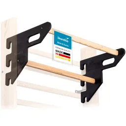 Holzstange, montiert an zwei schwarzen Halterungen, mit einem Aufkleber, der „Skandika“ und „Made in Germany“ zeigt.