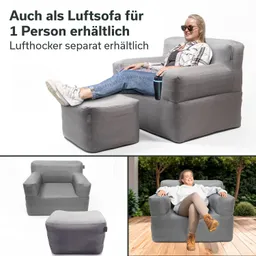 Graues Luftsofa und Hocker. Eine Person sitzt auf dem Sofa, eine andere auf dem Hocker. Beide Elemente sitzen auf einem hellen Untergrund.