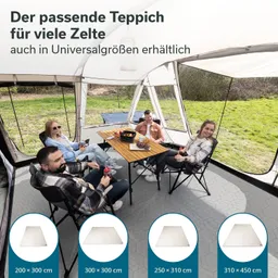 Zelt mit vier Personen, die an einem Tisch sitzen. Auf dem Tisch stehen Snacks und Getränke. Teppichboden sichtbar.
