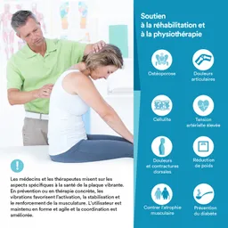 Physiotherapeut unterstützt eine sitzende Person mit Rückenbeschwerden. Informationen zu Rehabilitation und Physiotherapie sind sichtbar.